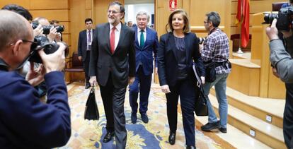 El presidente del gobierno Mariano Rajoy y la ministra de Empleo, Fatima Bañez, en en el Senado