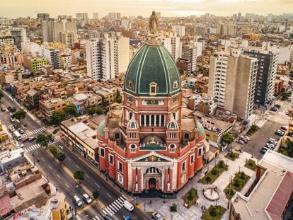 Vista aérea de la iglesia Inmaculado Corazón de María, conocida popularmente como La Cúpula, y de la ciudad de Lima (Perú).
