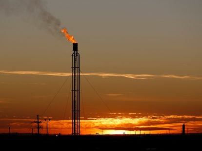 Llama quemando el exceso de gas natural en la cuenca del Pérmico, en Loving County (Texas, EE UU).