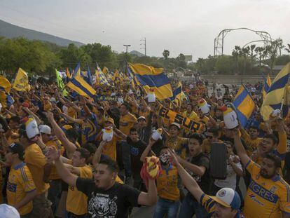 Los aficionados de Tigres en la entrada al estadio de Rayados.