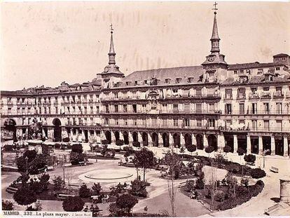 Aspecto de la plaza Mayor en el siglo XIX, cuando albergaba árboles y plantas.