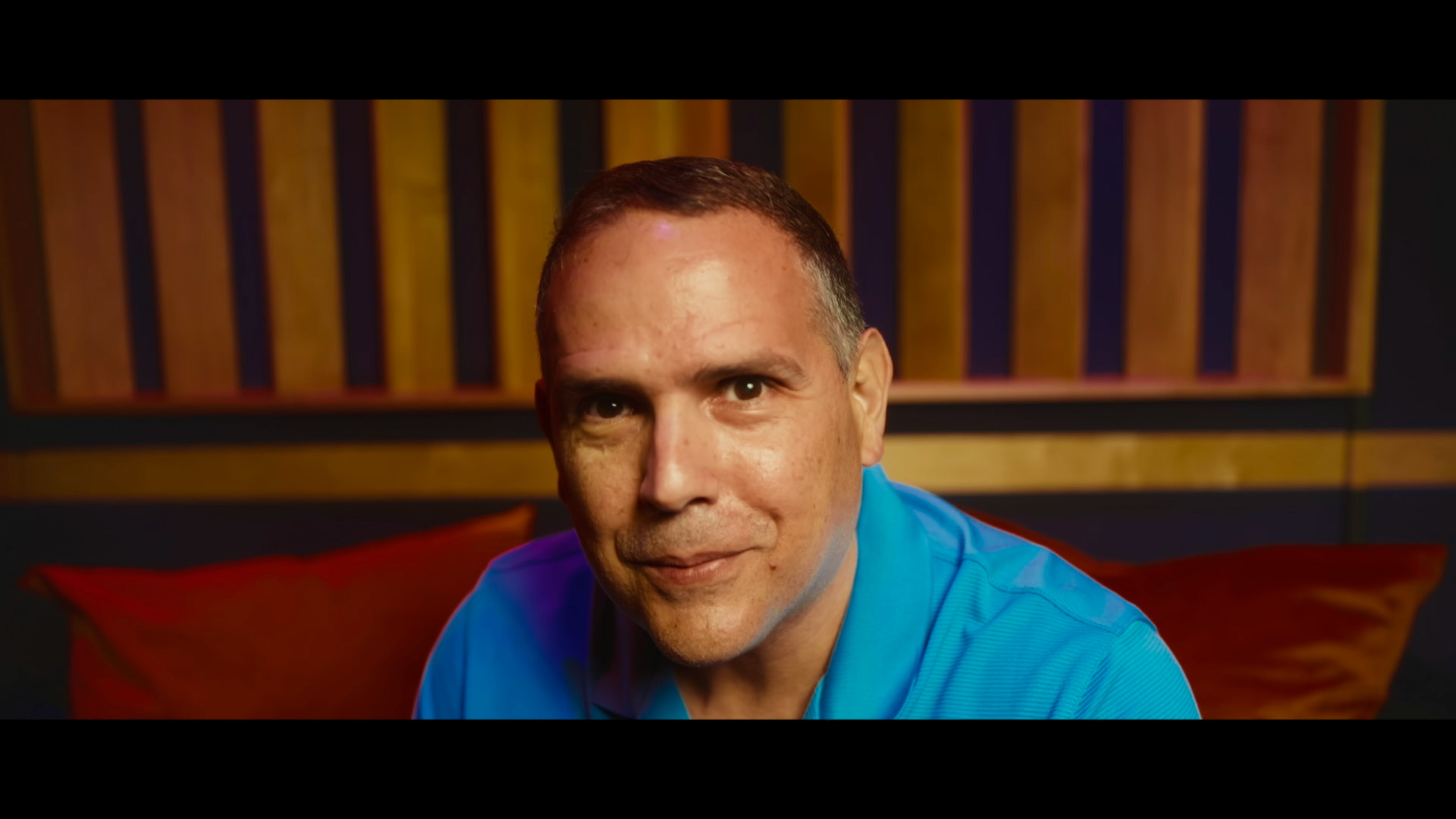 Carlos de Yarza, el creador de 'Macarena (Bayside Boys Remix)', la versión que triunfó en Estados Unidos, durante el documental 'Macarena', que estrena Movistar Plus+ el 18 de marzo.