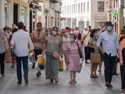 Varias personas con mascarilla por las calles comerciales del centro de Sevilla.