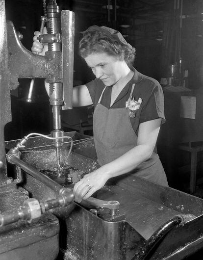 En esta imagen del 25 de febrero de 1942 se ve a una trabajadora utilizando un taladro en General Motors Turnstedt Plant, en partes que pertenecerían a un bombardero.