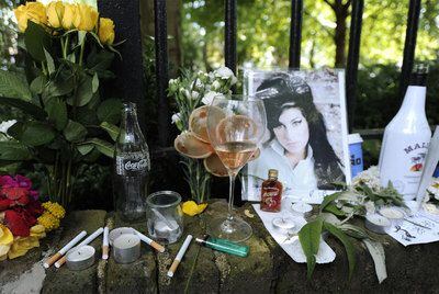 Pequeño mausoleo creado por los fans de la cantante cerca de su casa en el norte de Londres.