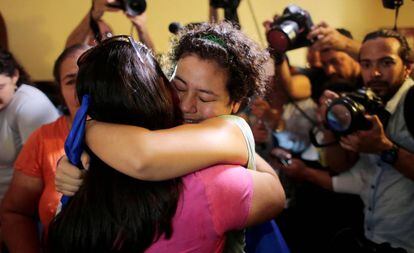 Maria Adilia Peralta, considerada presa política, se reúne con familiares tras ser liberada el lunes de la cárcel La Esperanza, de Nicaragua.