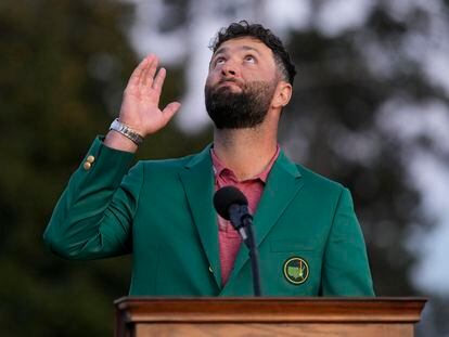 Jon Rahm mira al cielo en recuerdo a Seve Ballesteros tras ganar el pasado Masters de Augusta.