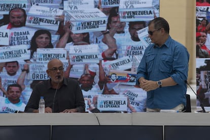 Jorge Rodríguez junto a Rafael Correa, este jueves en Caracas.