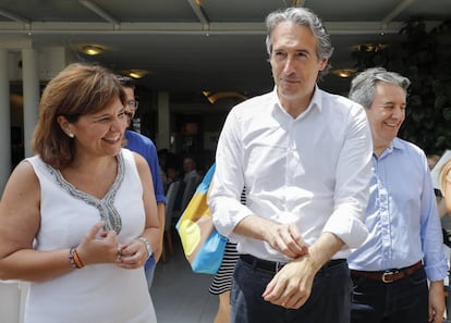 Isabel Bonig e Íñigo Sáenz de Santamaría en Valencia, poco antes del almuerzo con militantes del PP.