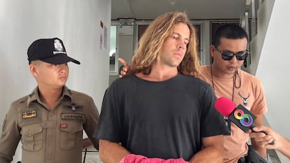 Daniel Sancho, el día 7, escoltado por policías tailandeses.