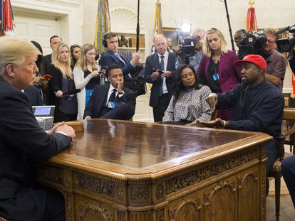 Donald Trump y Kanye West, en el Despacho Oval, durante una visita del cantante al presidente en 2018.