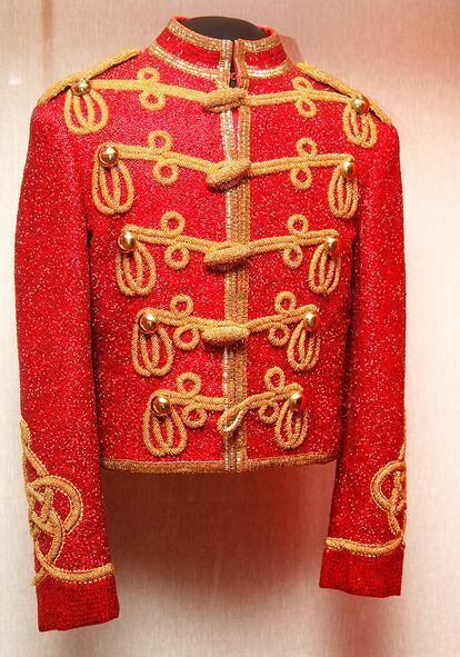 Una de las consignas que Jackson le daba a sus diseñadores es que las chaquetas debían ser tan atractivas puestas como en la percha. Esta fue la que escogió para aparecer en  los American Music Awards de 1984.