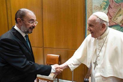 El presidente de Aragón, Javier Lambán, estrecha la mano del papa Francisco este jueves en la Ciudad del Vaticano.