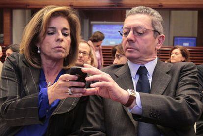 Ana Botella y Alberto Ruiz-Gallardón, ayer en la presentación del Plan de calidad del aire.