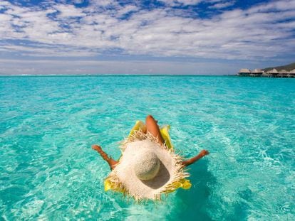 Una mujer se relaja y toma el sol en la isla tropical de Moorea, en Tahití.