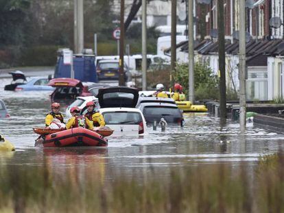 Los servicios de emergencia realizan labores de rescate en Nantgarw (Gales) tras las inundaciones causadas por la tormenta Dennis.