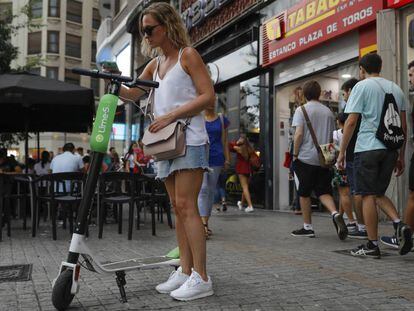 Uno de los patinetes eléctricos que Lime ha distribuido por València. 