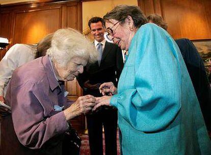 Del Martin (izquierda) intercambia los anillos nupciales con quien ha sido su pareja 55 años, Phyllis Lyon.
