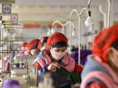 Trabajadoras de una fábrica de Songyo Knitwear en Pyongyang fabrican máscaras protectoras contra el coronavirus.
