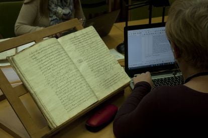 Una mujer consulta documentos en una de las salas del Archivo Histórico Nacional.