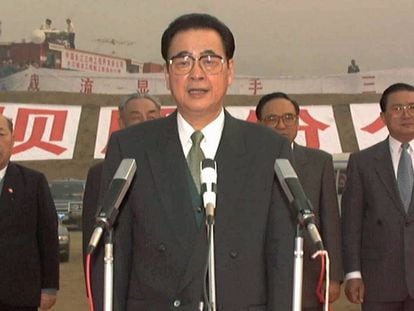 Li Peng anuncia en 1997 el cierre de una de las presas del río Yangtze en la provincia de Hubei.