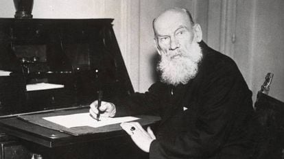 Lev Tolstói en su estudio.