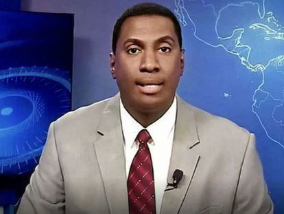 Cuban presenter Yunior Smith, during one of the broadcasts of Noticiero Estelar.
