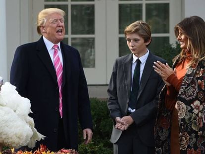 Donald, Barron y Melania Trump, este martes en los jardines de la Casa Blanca en el indulto del pavo 'Drumstic'.