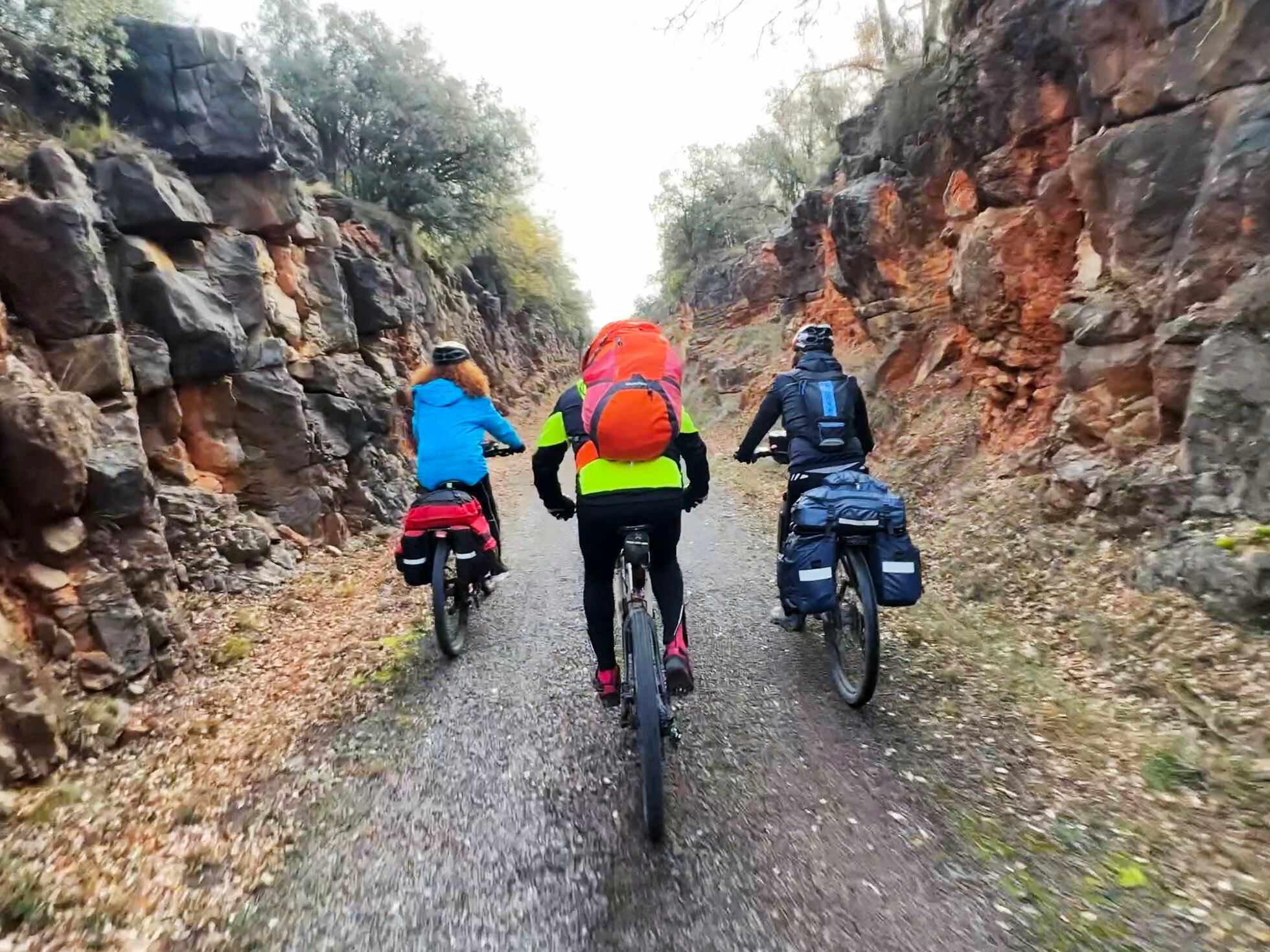 En bicicleta por el nuevo tramo de la Vía Verde de Ojos Negros, la más larga e icónica de España | El blog de viajes de Paco Nadal | EL