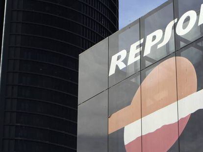 Vista del logotipo de la compañia petrolera Repsol. 