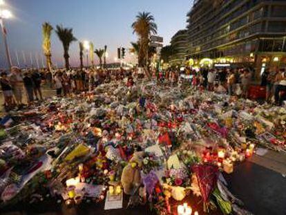 Altar en memoria de las v&iacute;ctimas, el 18 de julio en Niza.