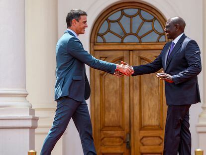 El presidente del Gobierno, Pedro Sánchez, es recibido por su homólogo keniano, William Ruto.