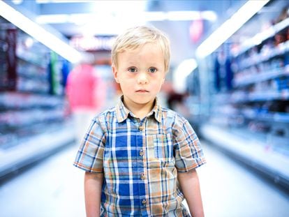 Un niño perdido en un supermercado.