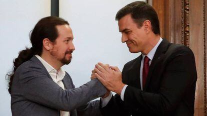Pedro Sánchez y Pablo Iglesias, tras la firma del acuerdo. 