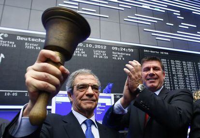 C&eacute;sar Alierta (a la izquierda) en el estreno de Telef&oacute;nica Deutschland en Bolsa en 2012