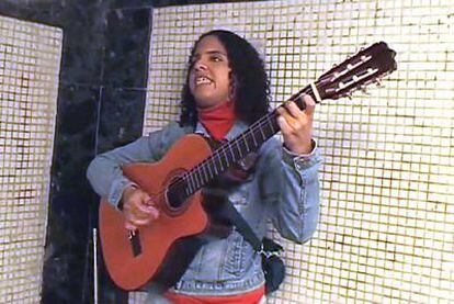 Un vídeo de Danays Bautista tocando la guitarra en el metro en la estación de Bilbao.