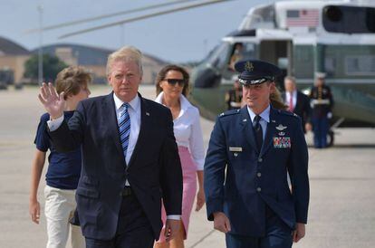 El presidente Donald Trump, su esposa, Melania, y su hijo Barron con uno de los pilotos del Ar Force One.