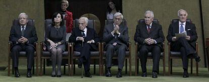 De izquierda a derecha, los expresidentes del Tribunal Constitucional Pascual Sala, María Emilia Casas, Manuel Jiménez de Parga, Pedro Cruz Villalón, Álvaro Rodríguez-Bereijo y Miquel Rodríguez-Piñero, durante el acto en el que el ministro de Justicia les impuso la orden de San Raimundo de Peñafort.