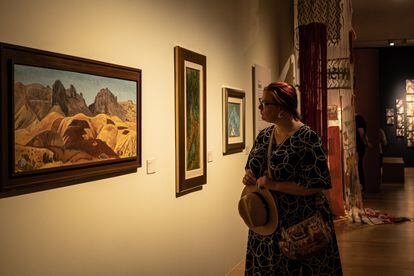 Una mujer recorre la exposición de '(Re)Generando'.