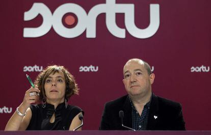 Los portavoces de Sortu, Amaia Izko y Pernando Barrena, durante su comparecencia en la sede del partido.