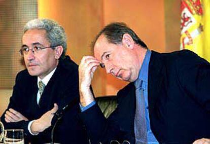 Los ministros de Trabajo, Juan Carlos Aparicio (izquierda) , y de Economía, Rodrigo Rato.