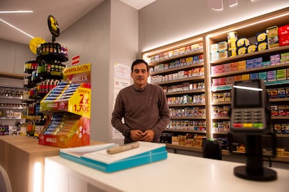 En la foto, Luís Gallegos en su local.