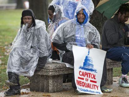Trabajadores del Capitolio protestan contra la desigualdad.