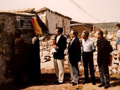 Carlos Rivera, alcalde de Torremocha del Jarama (Madrid) desde 1979, inaugurando una calle en 1990.