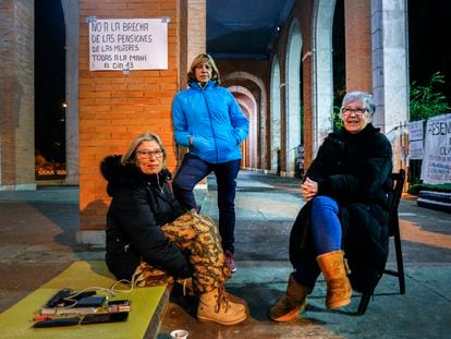 Carmen Diego, Eva Miguel y Teresa Villar, este jueves acampadas frente al Ministerio de Trabajo, en Madrid.