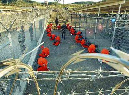 Presuntos miembros de Al Qaeda y talibanes detenidos en Afganistán, durante un reconocimiento en la base de EE UU en Guantánamo en 2002.