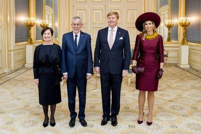 De izquierda a derecha: el presidente de Austria, Alexander van der Bellen ; su esposa, Doris Schmidauer; el rey Guillermo de Orange; y la reina Maxima, este miércoles en La Haya.