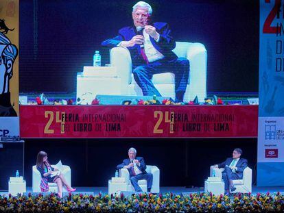 El premio Nobel de Literatura Mario Vargas Llosa junto a la escritora Patricia del Río y Sergio Ramírez durante la Feria Internacional del Libro de Lima.