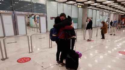 Una pareja, en un aeropuerto.