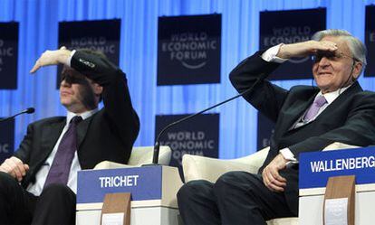 El viceprimer ministro británico, Nick Clegg, izquierda, junto a Trichet, ayer en el Foro de Davos.